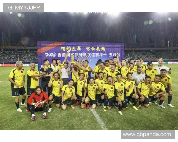 昔日足球传奇重聚一堂 再续绿茵激情与荣耀