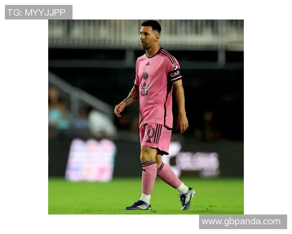 球星专属足球鞋是否存在同款版本适合普通球员穿着的市场分析 球星专属足球鞋是否存在同款版本适合普通球员穿着的市场分析