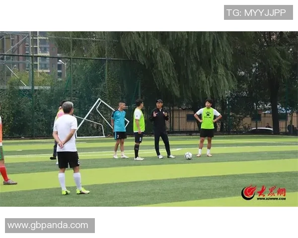 足球巨星赛场挺身而出用行动守护队友情谊感动所有观众