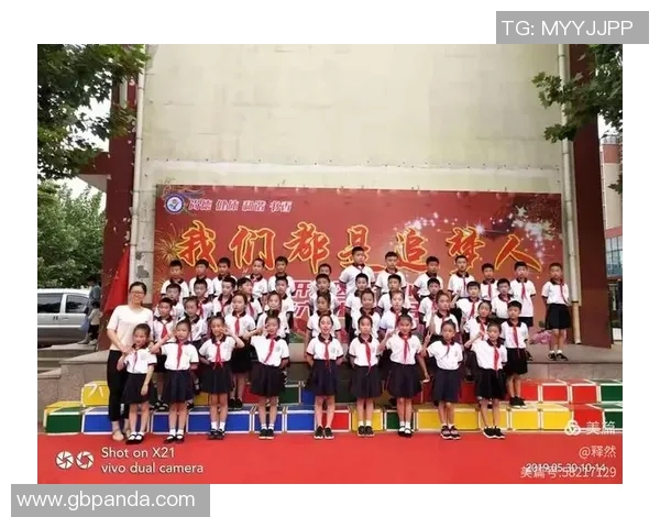 足球界互帮互助的球星们携手共进展现无私精神与团队合作魅力 足球界互帮互助的球星们携手共进展现无私精神与团队合作魅力