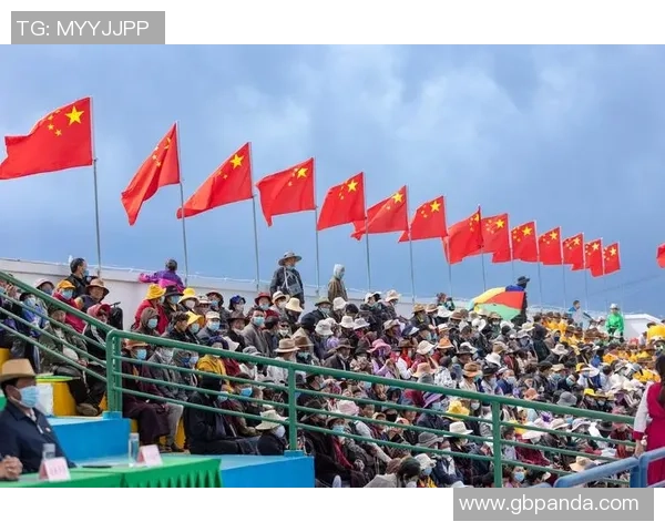 身着蒙古袍的草原足球球星闪耀绿茵场展现独特民族风采