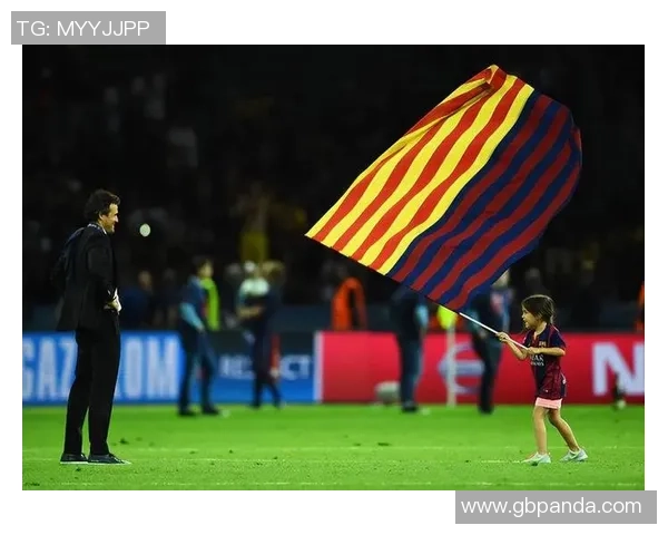 《当球场遇上童真 足球巨星带娃挑战人生新篇章》